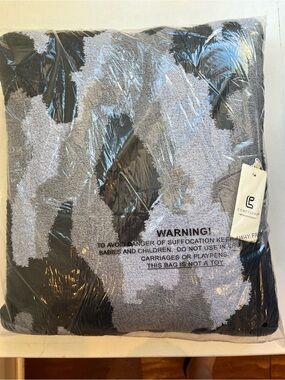 Comfy Luxe Plush Throw 2-1 Pillow Blanket - Gray Camouflage